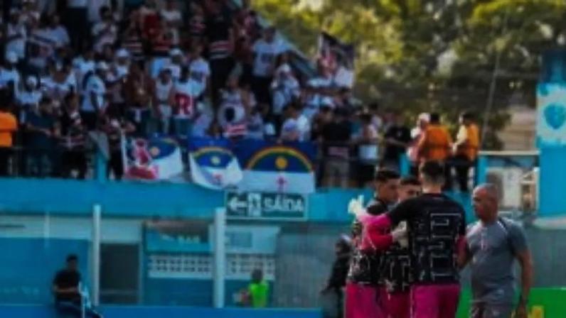 Time do Santa Cruz comemorando vitória