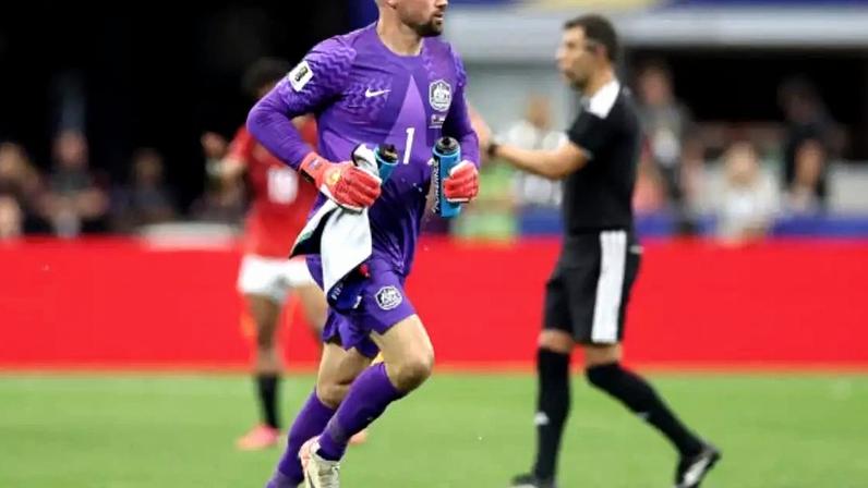 Tony Popovic tentou passar orientações para o seu time contra o Egito –