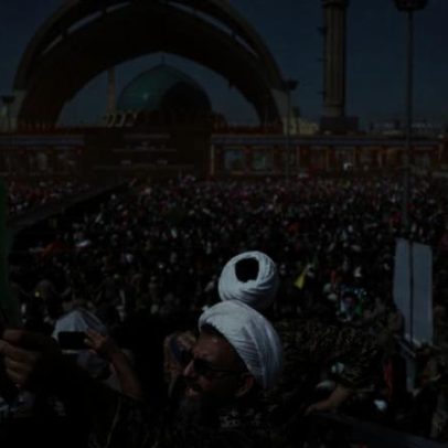 Milhares de fiéis protestam diante do caixão de Ali Khamenei em Teerã