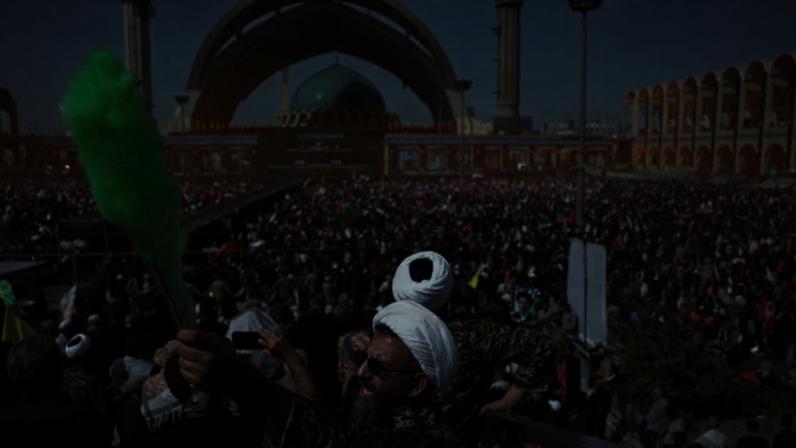 Multidão reunida para funeral do líder supremo do Irã, o aiatolá Ali Khamenei, na Grande Mosalla, em Teerã, em 4 de julho de 2026.