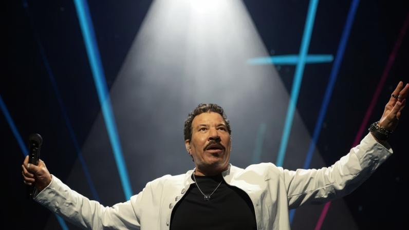 Lionel Richie agradece fãs após passar mal em show.