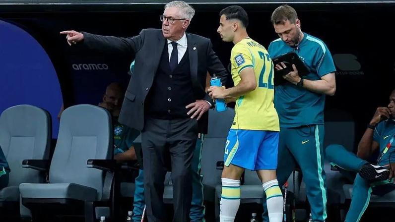 Carlo Ancelotti orienta Martinelli, autor do gol da virada sobre o Japão