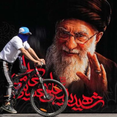 Funeral do aiatolá quatro meses após morte de Ali Khamenei mostra força no Irã