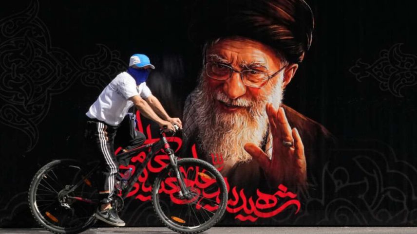 Retratos de Ali Khamenei estão por toda a parte em Teerã. (03/06/2026)