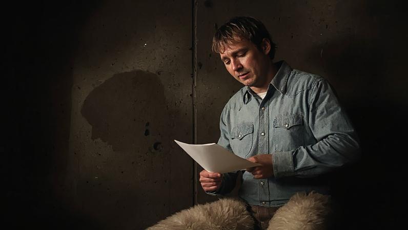 Paul Dano no videoclipe de 'Here', do Mumford & Sons