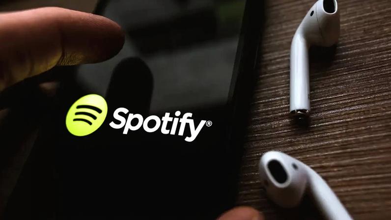 Celular com Spotify e fones de ouvido