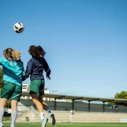 Cabeceios no futebol aumentam risco de trauma craniano, segundo estudos