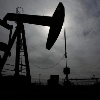 Petróleo cai após aumento de produção e reabertura de Hormuz