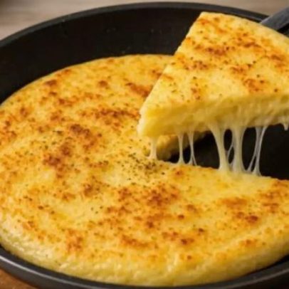 Pão de queijo de frigideira fica pronto em minutos com sabor