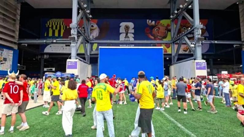 Padre brasileiro marca presença no MetLife Stiadum –