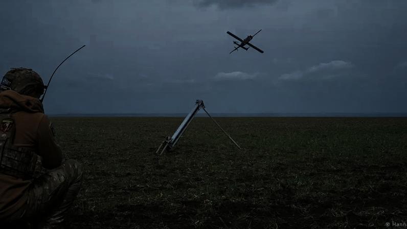 Soldado ucraniano lança um drone de combate HX‑2 em direção a Pokrovsk