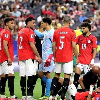 Zagueiro do Egito marca gol contra após cair desacordado em campo