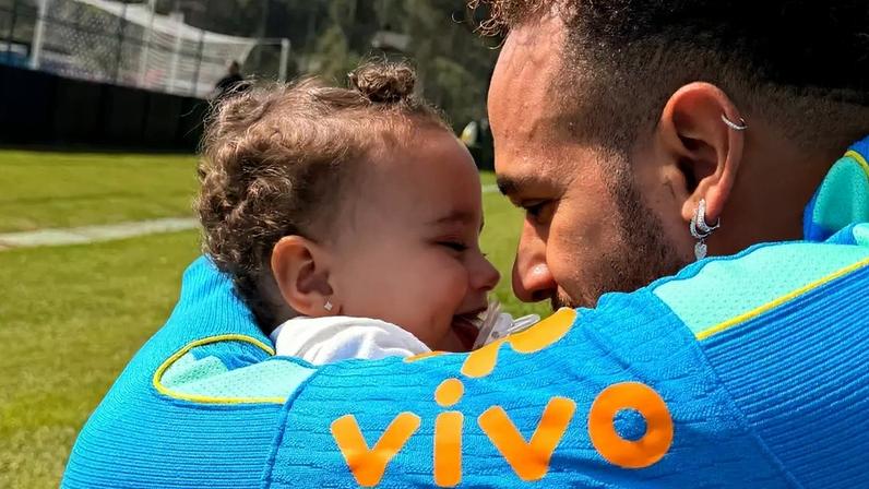 Filha de Neymar e Bruna Biancardi, grávida pela 3ª vez, Mel faz 1 ano; web aponta melhor presente em dia de jogo decisivo do Brasil na Copa 2026: 'Papai tem que...'.