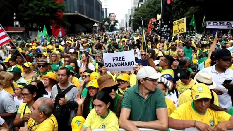 Manifestantes e políticos de direita em ato "Acorda Brasil", na Avenida Paulista em São Paulo