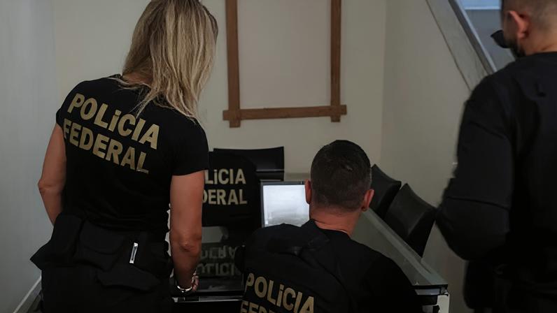 Agentes da Polícia Federal (PF) buscam arquivos em ação contra exploração sexual infantil