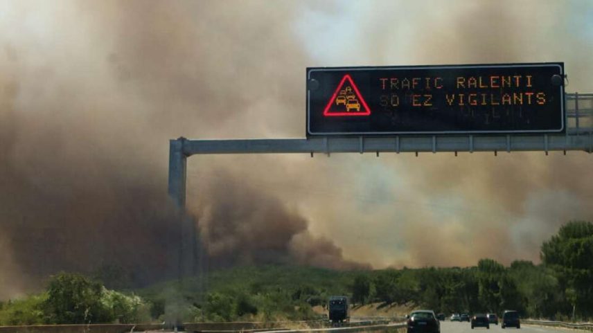 Incêndios próximos a uma rodovia de Ledenon, no sul da França, neste domingo, 5 de julho de 2026.