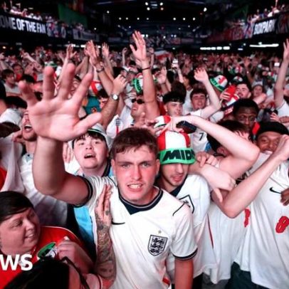 Fãs acompanham cada gol na partida Inglaterra vs México