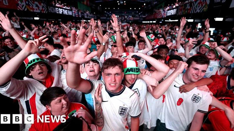 Fãs acompanham cada gol na partida Inglaterra vs México