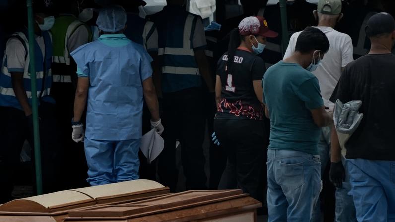 Equipes médicas e da perícia trabalham ao lado de corpos cobertos por sacos plásticos e estendidos no chão - (crédito: BBC Mundo)