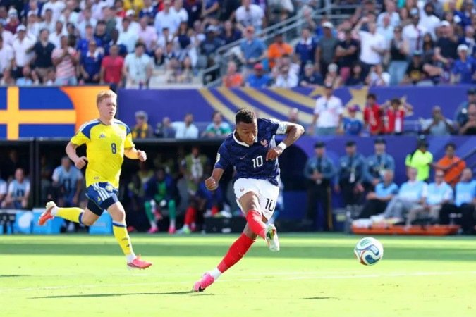 O craque Mbappé marca dois na vitória por 3 X 0 sobre a Suécia e consolida a França como a mais forte candidata ao título Mundial deste ano - (crédito: Dan Mullan/AFP)