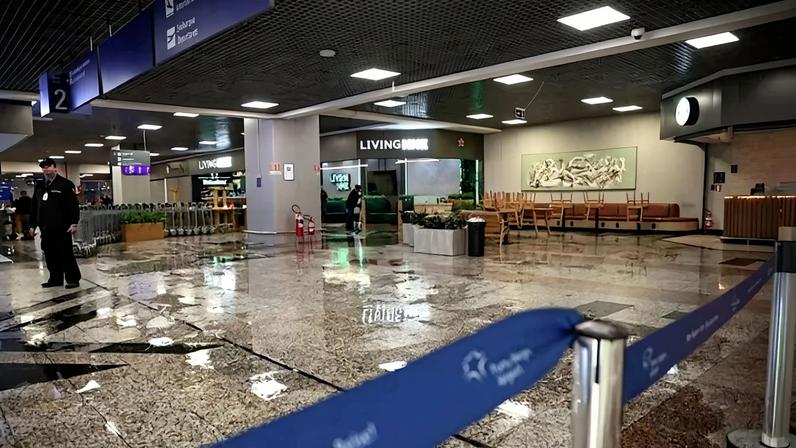 Incidente levou ao isolamento da área de check-in no aeroporto de Porto Alegre, mas não deixou feridos nem afetou a operação dos voos - (crédito: Reprodução/Jonathan Heckler)