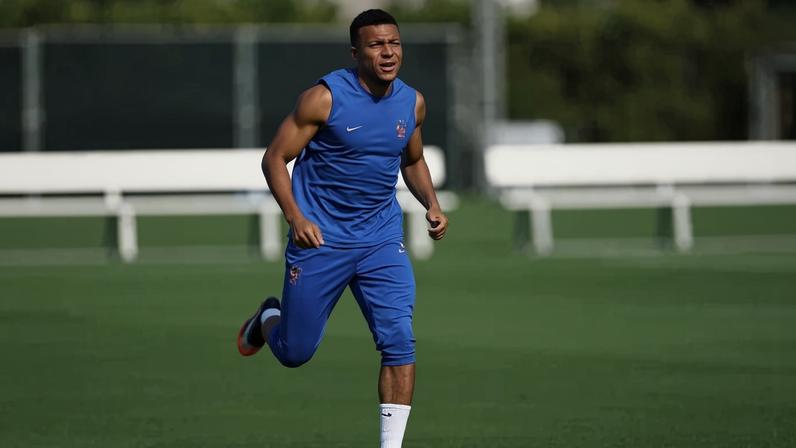France's forward #10 Kylian Mbappe attends a training session at Philadelphia Eagles training centre on the eve of the 2026 World Cup football tournament round of 16 match against Paraguay, in Philadelphia on July 3, 2026. (Photo by FRANCK FIFE / AFP)