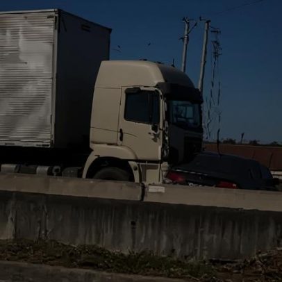 Caminhão arrasta carro de idosa em SP e motorista foge sem prestar socorro
