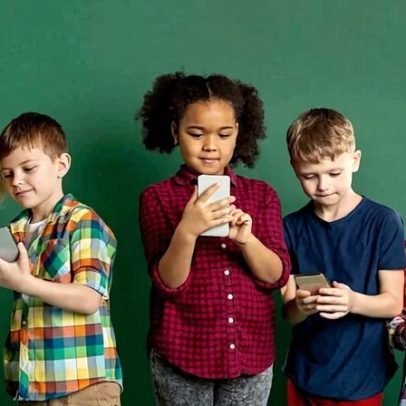 Crianças no Brasil reduzem uso de celulares, aponta estudo