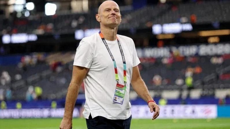 Stale Solbakken, técnico da Noruega, inspeciona o gramado antes da partida da fase de 32 da Copa do Mundo da FIFA 2026 entre Costa do Marfim e Noruega, no Dallas Stadium, em 30 de junho de 2026 - (crédito: Foto por LARS BARON / GETTY IMAGES NORTH AMERICA / GETTY IMAGES VIA AFP)