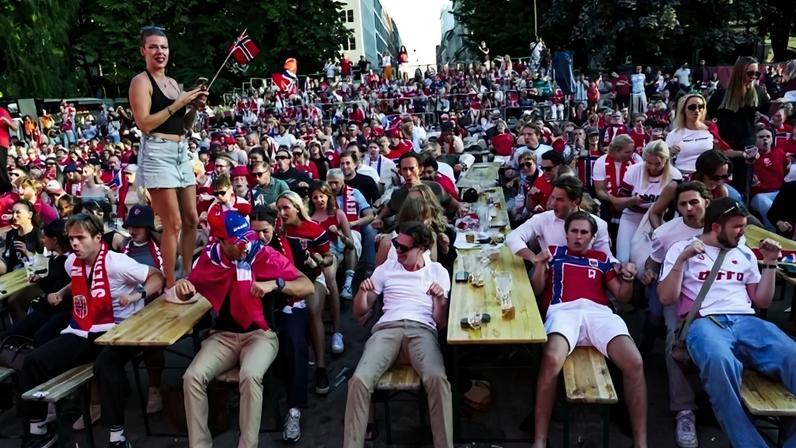 Torcedores noruegueses fazendo a "remada viking"