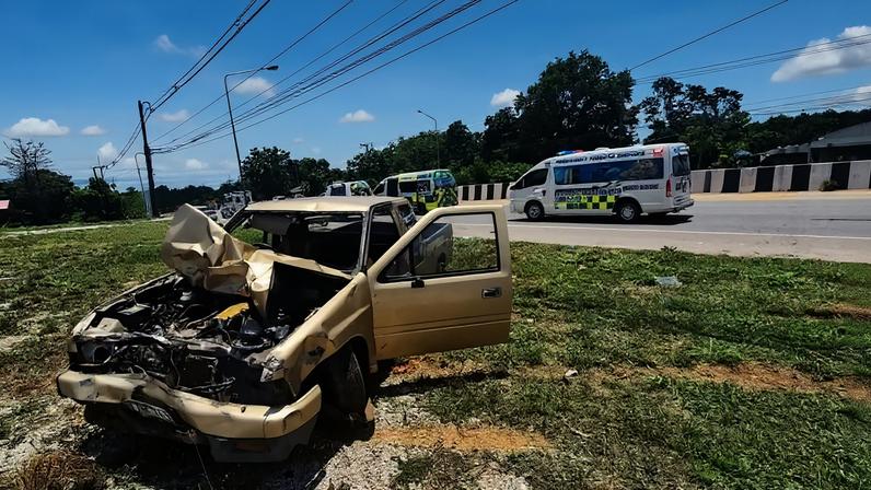 Foto cedida e divulgada em 2 de julho de 2026 pela Fundação de Resgate Ruamjai Mukdahan, mostra as consequências de uma colisão entre uma caminhonete dirigida por uma criança de 11 anos. - (crédito: AFP)