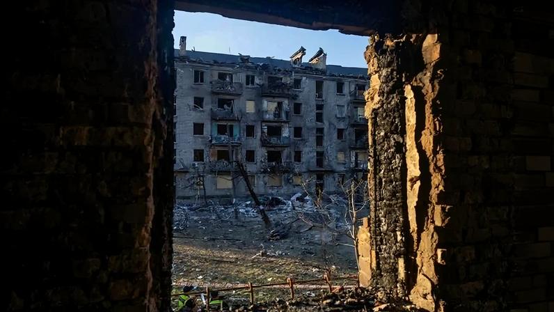 Fotografia mostra um edifício residencial danificado após um ataque aéreo russo à capital ucraniana, Kiev, em 2 de julho de 2026.