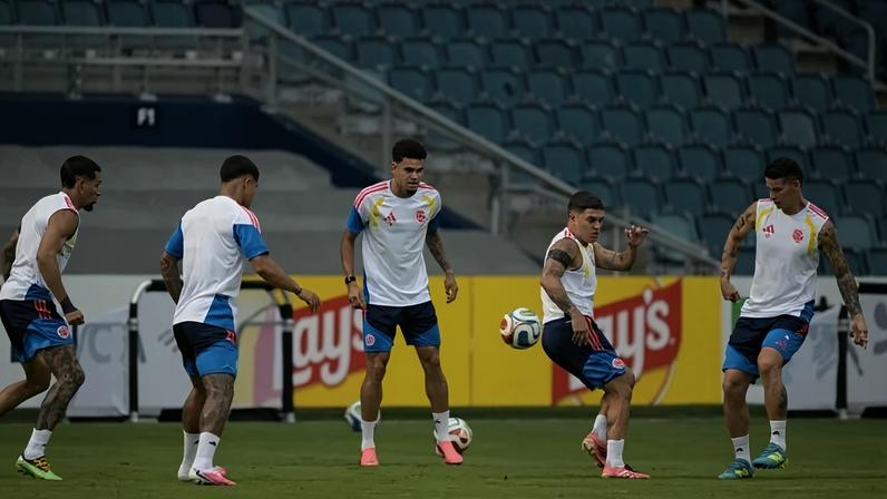 Para o início do mata-mata do Mundial de 2026, na qual os colombianos chegaram como líderes do Grupo K, a seleção não tem desfalques para a partida e deve manter a base titular utilizada nos primeiros três compromissos - (crédito: Juan Mabromata/ AFP)