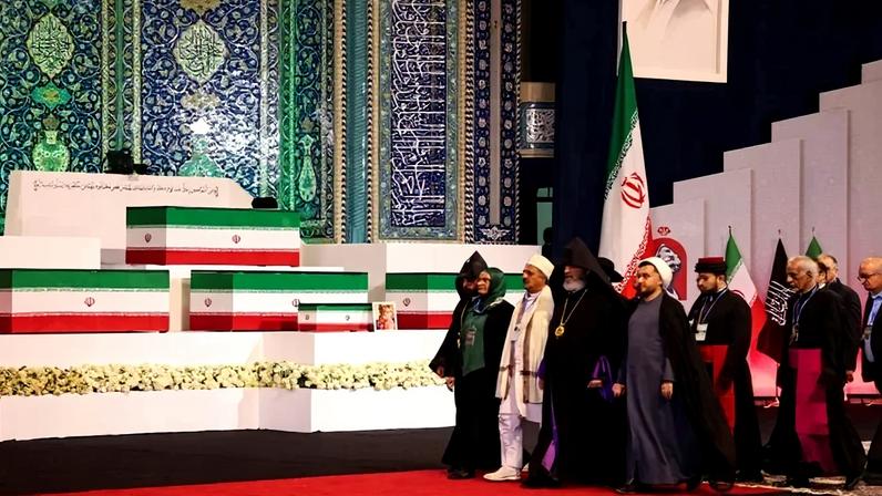Autoridades locais e estrangeiras diante de caixões de Khamenei e familiares, na Grande Mosalla - (crédito: Atta Kenare/AFP)