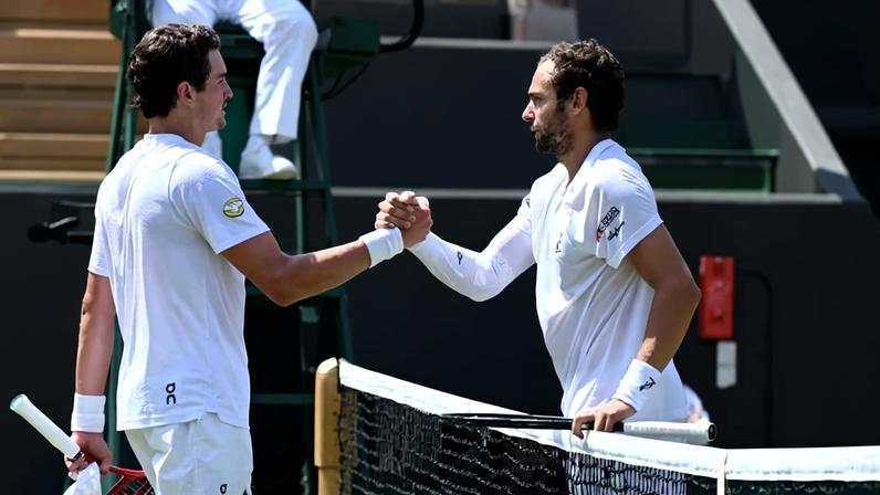 O russo Roman Safiullin cumprimenta o brasileiro João Fonseca após vencer a partida da terceira rodada de simples masculino no quinto dia do torneio de Wimbledon de 2026. - (crédito: AFP)