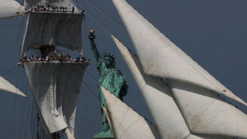 Veleiro navega pela Estátua da Liberdade, em Nova York, durante as comemorações da independência - (crédito: AFP)