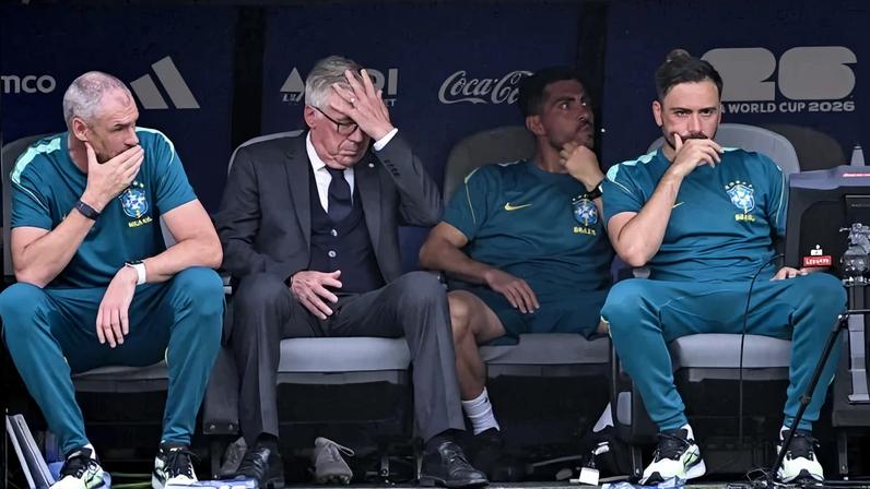 Brazil's Italian head coach Carlo Ancelotti (2L) reacts during the 2026 World Cup round of 16 football match between Brazil and Norway at the New York/New Jersey Stadium in East Rutherford on July 5, 2026. (Photo by Pedro UGARTE / AFP)
