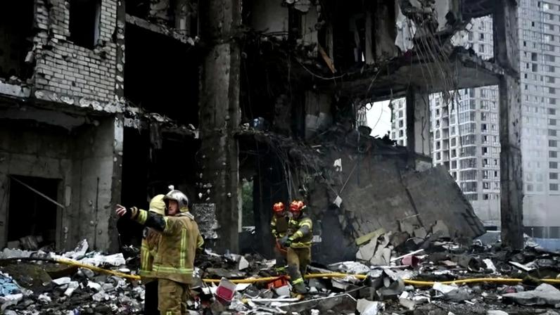 Equipes de resgate trabalham em um prédio residencial de vários andares danificado após um ataque com mísseis russos à capital ucraniana, Kiev, em 6 de julho de 2026, em meio à invasão russa da Ucrânia - (crédito: GENYA SAVILOV / AFP)