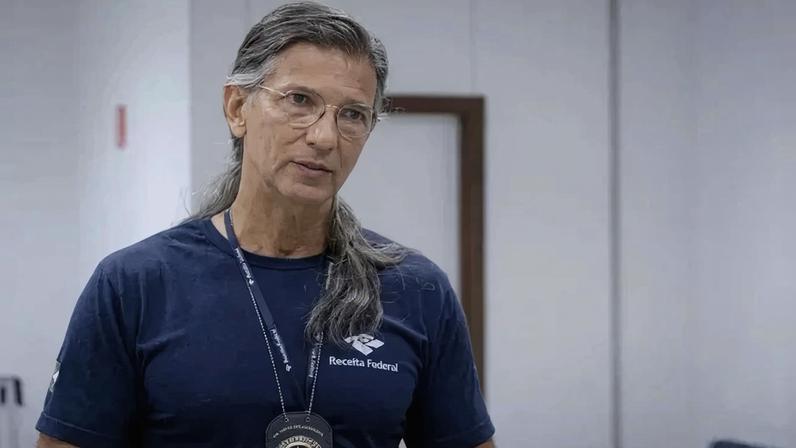 Paulo Angelito aproveita a fama resultante das aparições na TV para se lançar na política