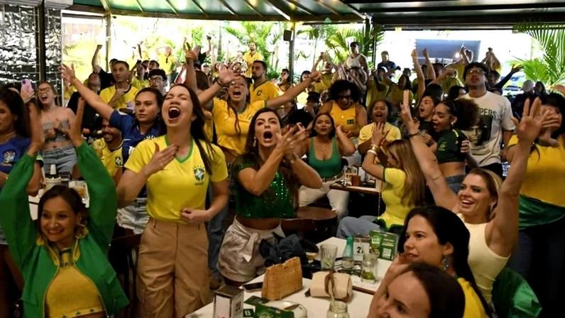 Torcedores de Brasília comemoram um dos gols da Seleção Brasileira contra o Japão, na segunda-feira (1º), em bar no Sudoeste - (crédito: Marcelo Ferreira/CB/D.A Press)