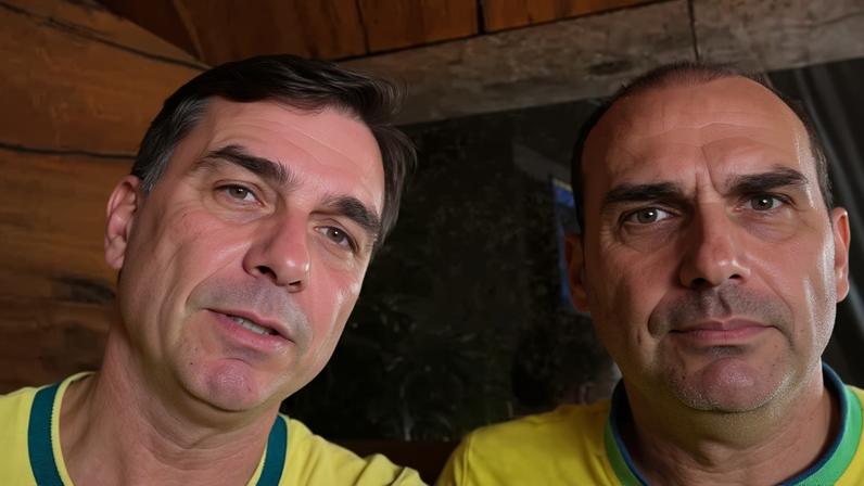 Flávio Bolsonaro durante live no YouTube com o irmão Eduardo horas antes do jogo do Brasil na Copa - (crédito: Reprodução)