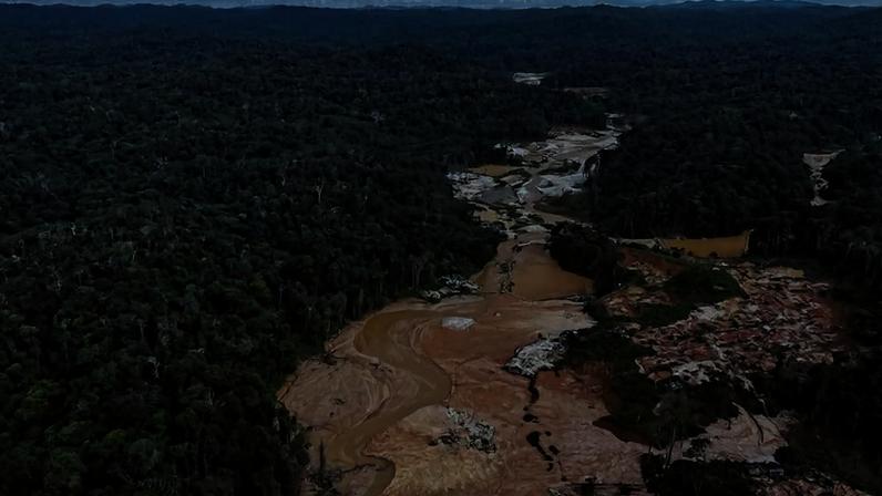 Dos 320 garimpos de ouro atualmente em operação no país, 97 já possuem características compatíveis com pequenas e médias mineradoras - (crédito: ALAN CHAVES/AFP)