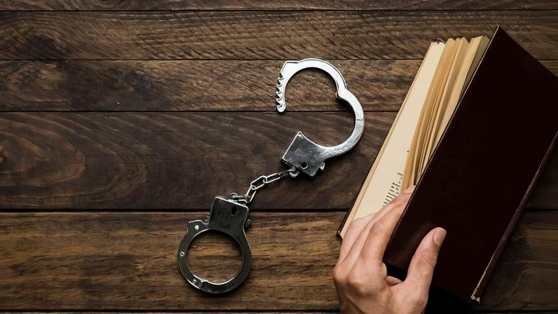 Jaci, que respondeu ao processo presa preventivamente, recebeu a pena de 13 anos, quatro meses e 27 dias - (crédito: Freepik/Reprodução)