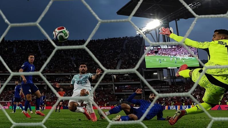 Luka Modri? foi abraçado por Cristiano Ronaldo após a partida