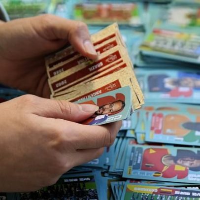 Torcedores em busca da coleção completa do álbum de figurinhas