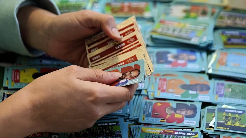 Torcedores em busca da coleção completa do álbum de figurinhas