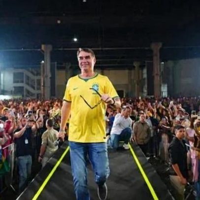 Flávio Bolsonaro participa de evento do PL em meio à crise