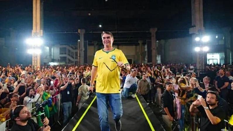 Flávio Bolsonaro dança durante evento do PL no Rio de Janeiro - (crédito: Vittor Sales/Divulgação pré-campanha Flávio Bolsonaro)