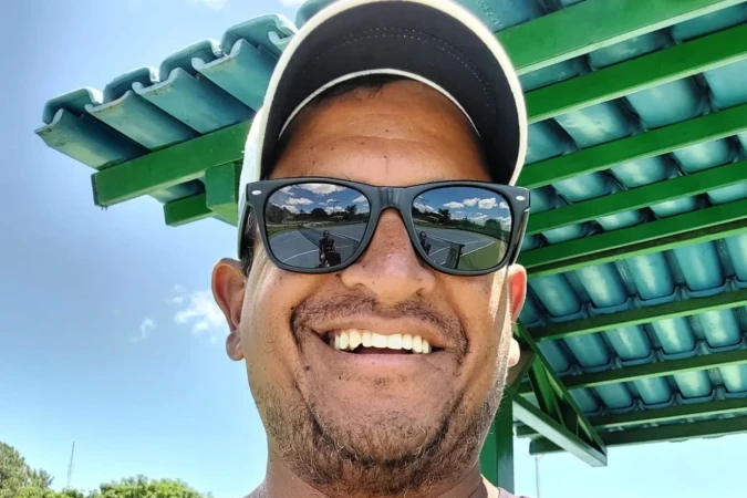 Júlio César da Rocha, o Césinha, tem 45 anos e é treinador da tenista Jade Lanai - (crédito: Reprodução/Instagram)