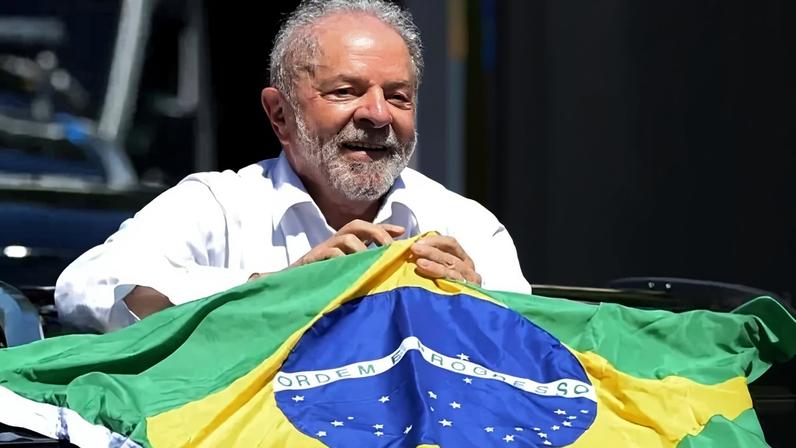 Comunicação do governo federal passou a combinar a divulgação das realizações da gestão Lula a discursos exaltando valores nacionais - (crédito: CARL DE SOUZA/AFP)